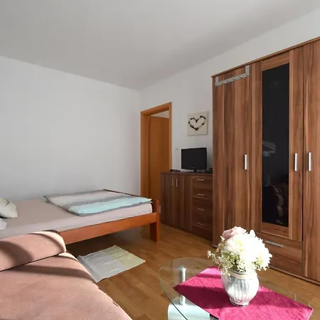 Apartamento Mikec 2 By Interhome Malinska